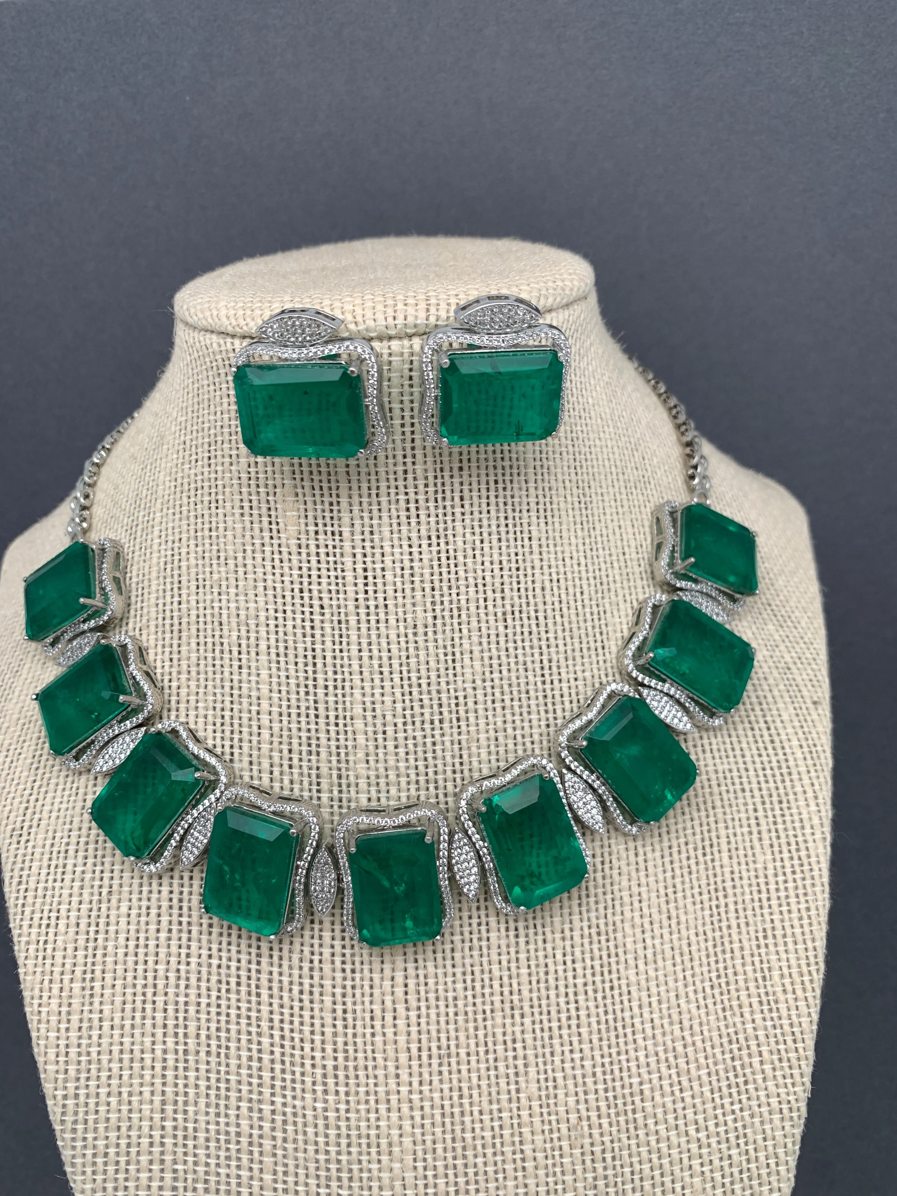 Green Doublet Stone Neckline Short Necklace