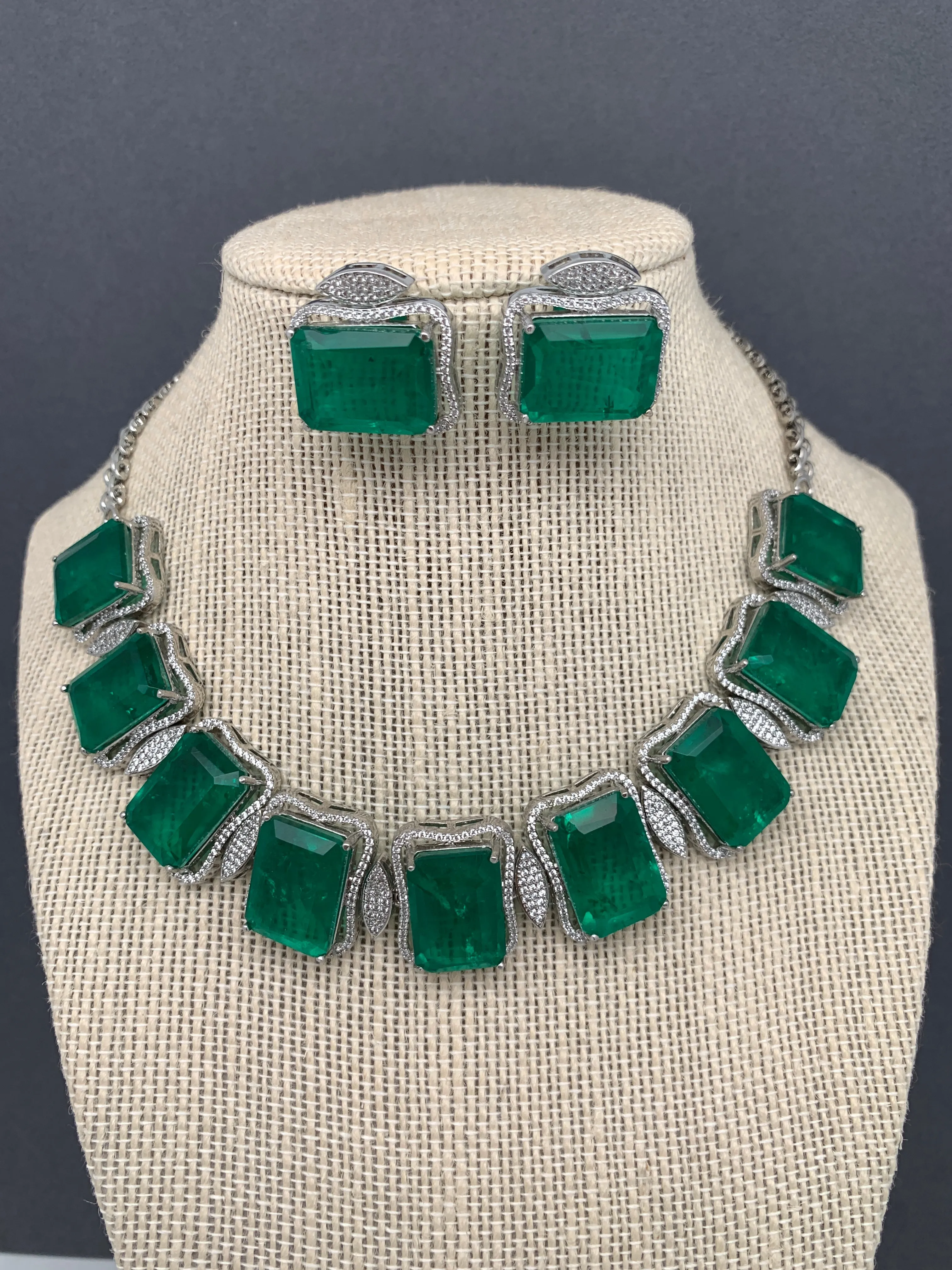 Green Doublet Stone Neckline Short Necklace
