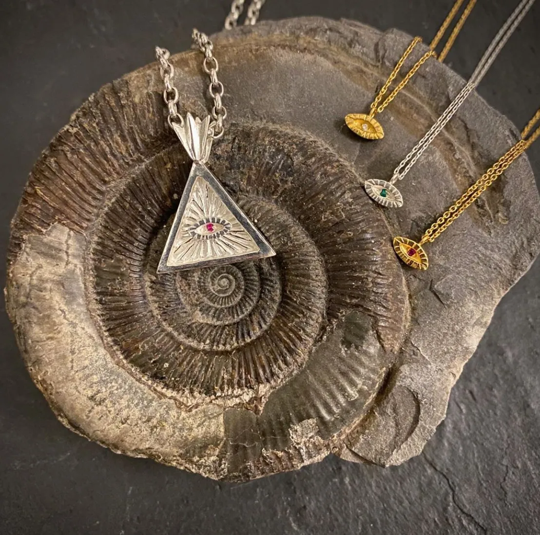 Tiny Eye Necklace Silver